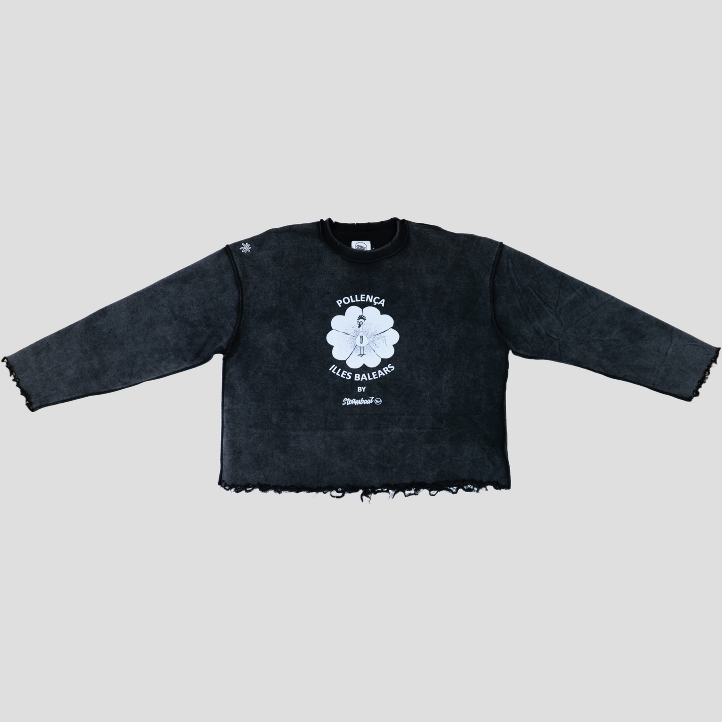 Sudadera Pollença Cropped negro lavado unisex con logo artístico y bordes deshilachados, estilo urbano mediterráneo.