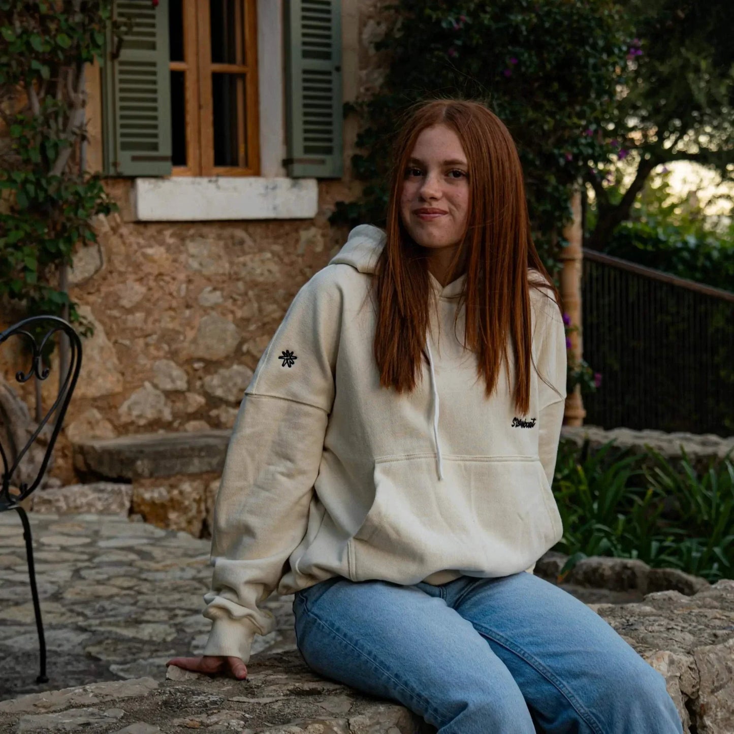 Mujer con sudadera Essential beige lavado minimalista unisex de algodón y poliéster con capucha y bolsillo canguro en ambiente exterior