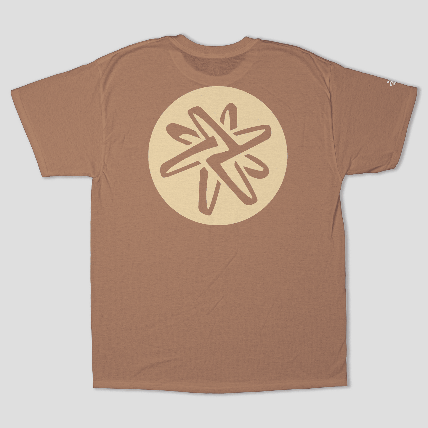 Camiseta básica marrón unisex de algodón con diseño minimalista y estampado circular posterior.