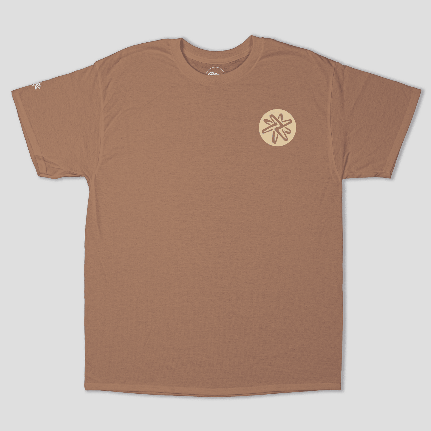 Camiseta Básica Marrón unisex de algodón con diseño minimalista y logotipo amarillo en el pecho.