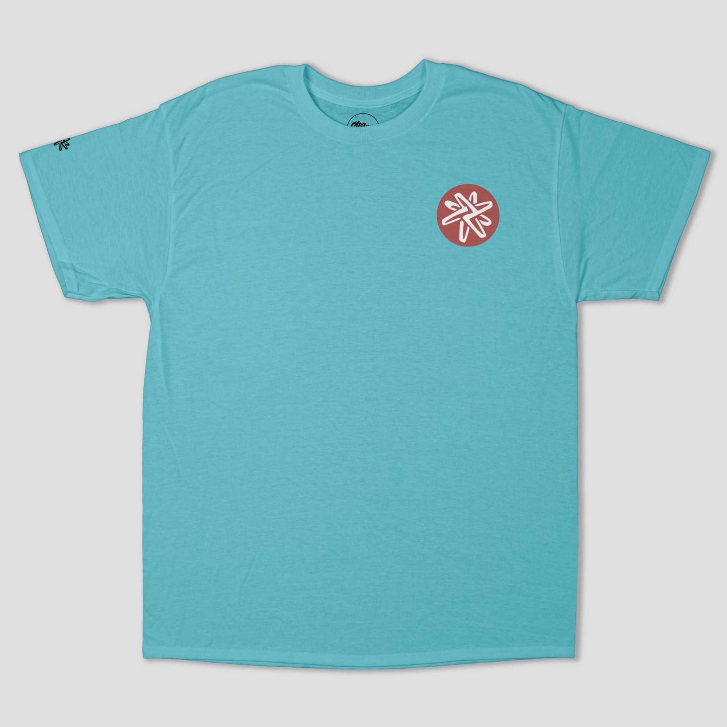 Camiseta Básica Verde Menta unisex de algodón con logo terracota en pecho y espalda, diseño minimalista y versátil