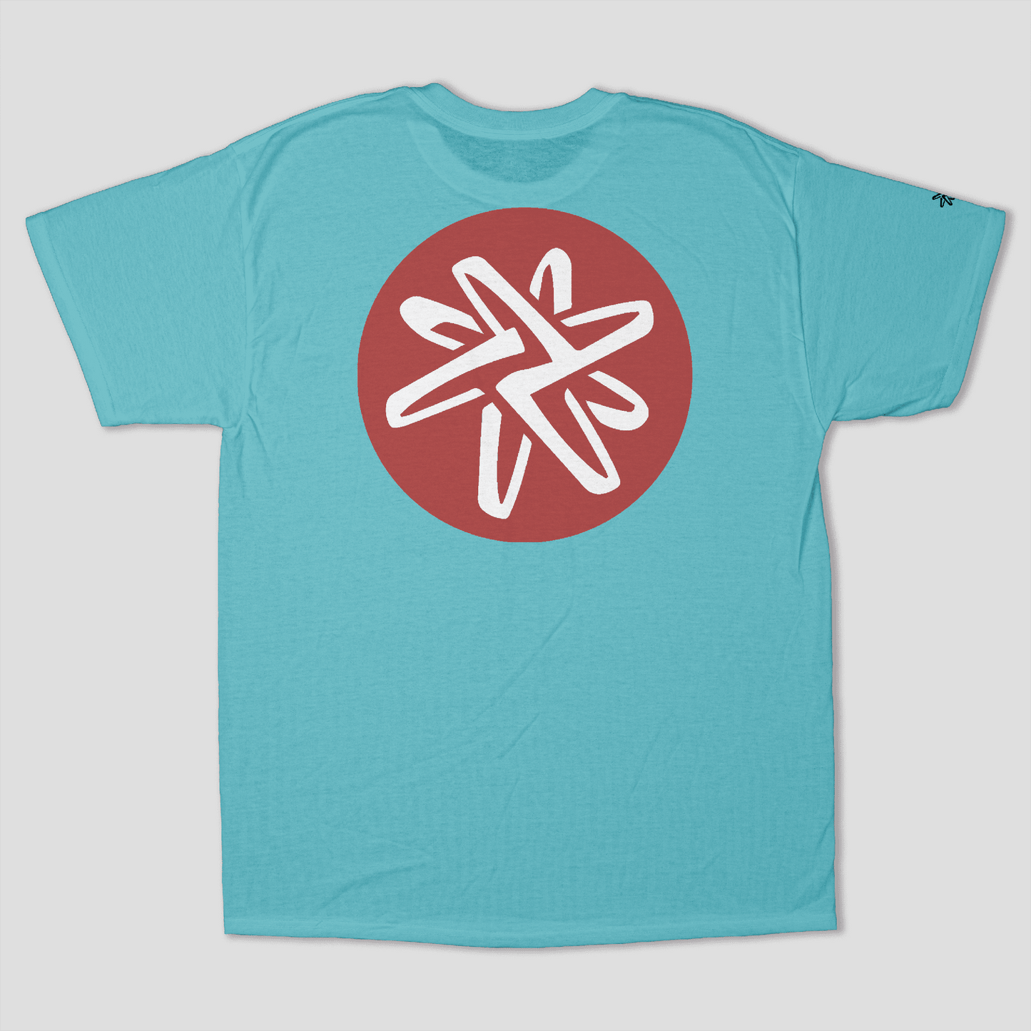Camiseta básica verde menta unisex con logo terracota rojo en espalda, diseño minimalista y algodón suave.