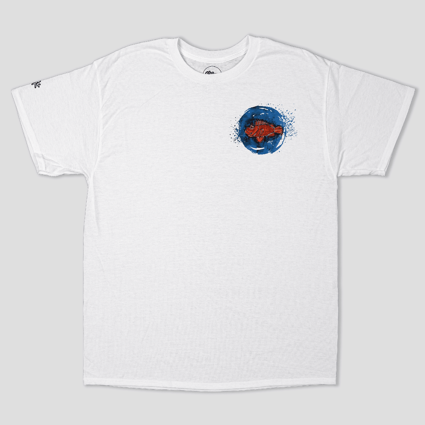 Camiseta Cap Roig blanca con diseño gráfico azul y rojo inspirado en la cultura y naturaleza de las Islas Baleares.