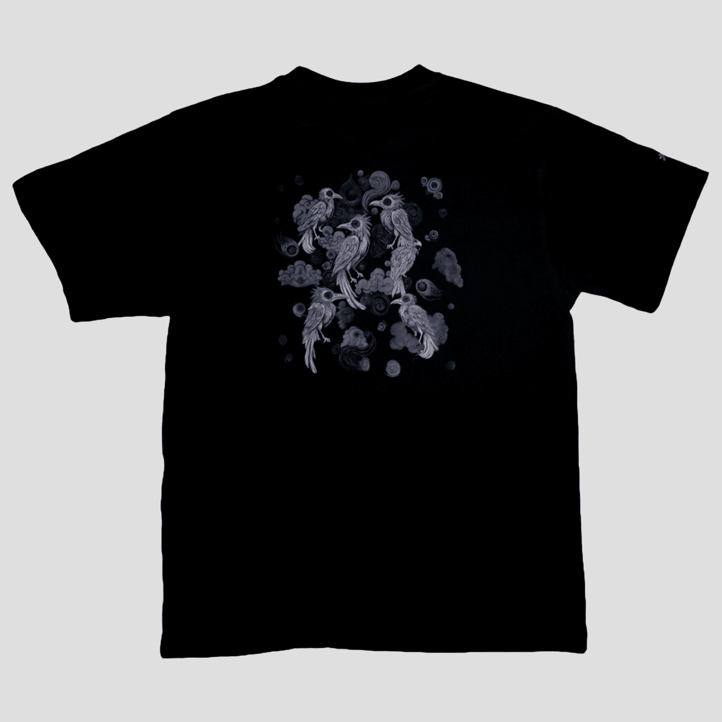 Camiseta Cuervos Nocturnos negra con diseño gráfico oscuro y estilo gótico en algodón suave.