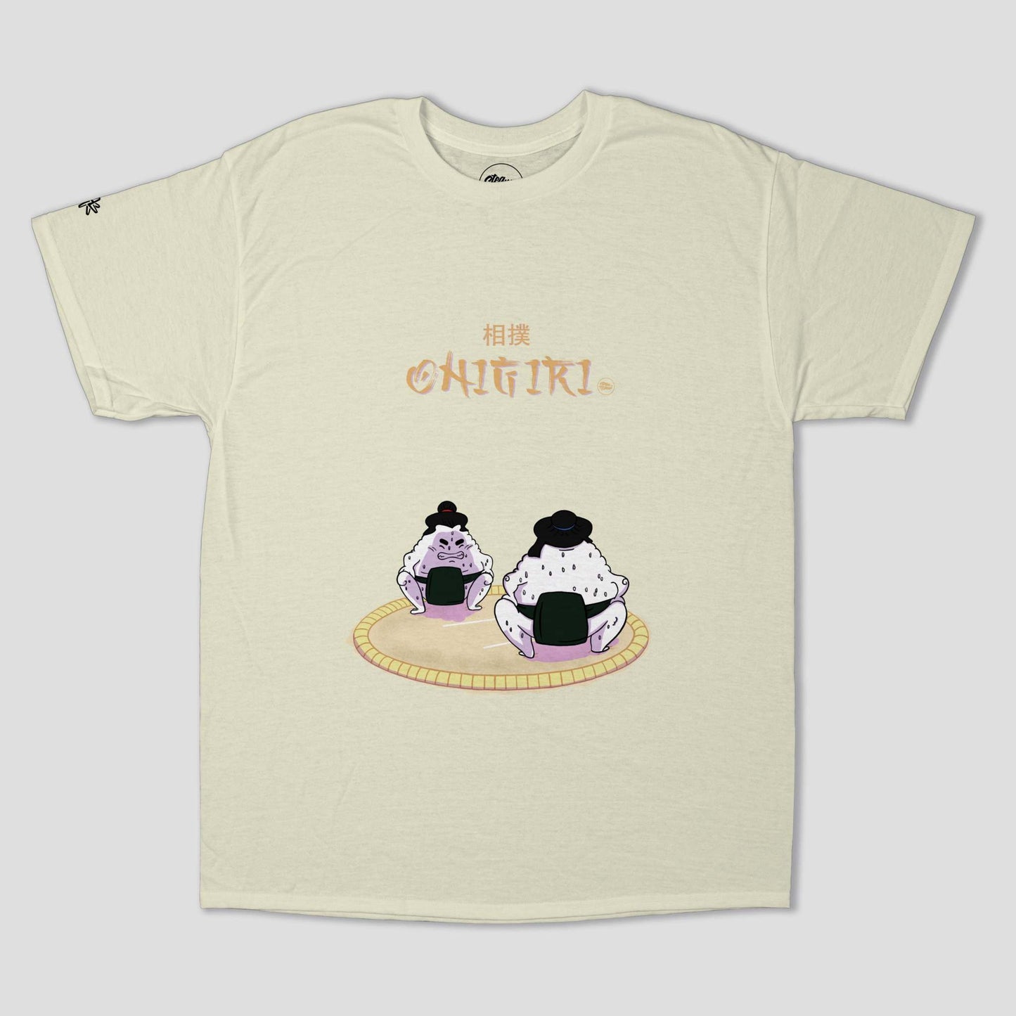 Camiseta amarilla Sumo Onigiri, original y cómoda, con diseño inspirado en la cultura japonesa y el anime.