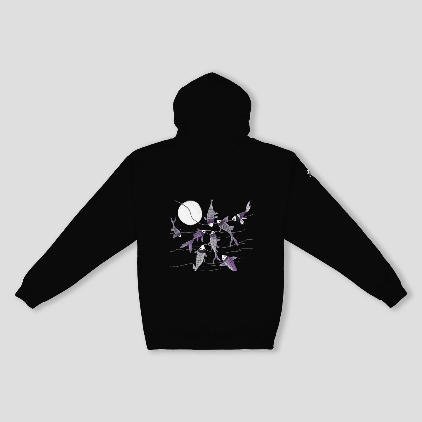 Sudadera negra con diseño artístico de peces koi, estilo oriental, que transmite elegancia, fluidez y creatividad.