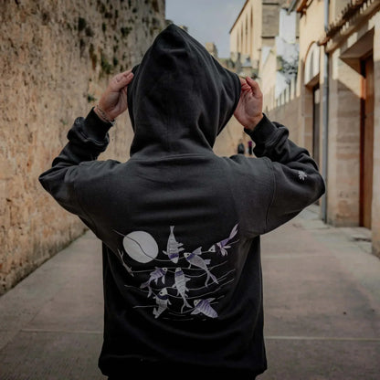 Sudadera negra con diseño artístico de peces koi, estilo oriental, que transmite elegancia, fluidez y creatividad.